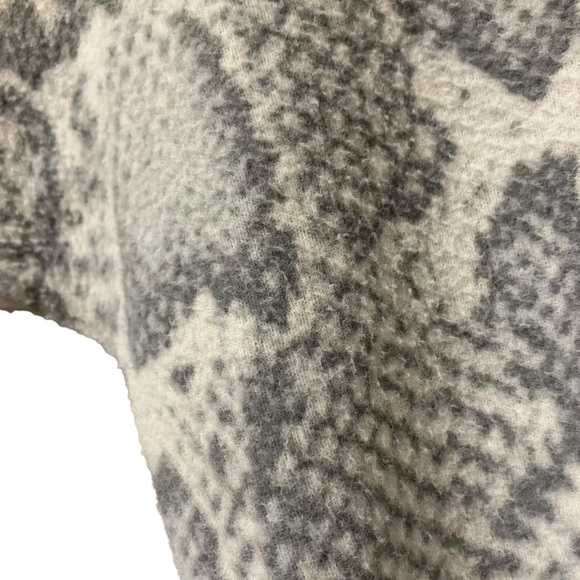 Frank Lyman Design Snakeskin Sweater - Picture 5 of 9